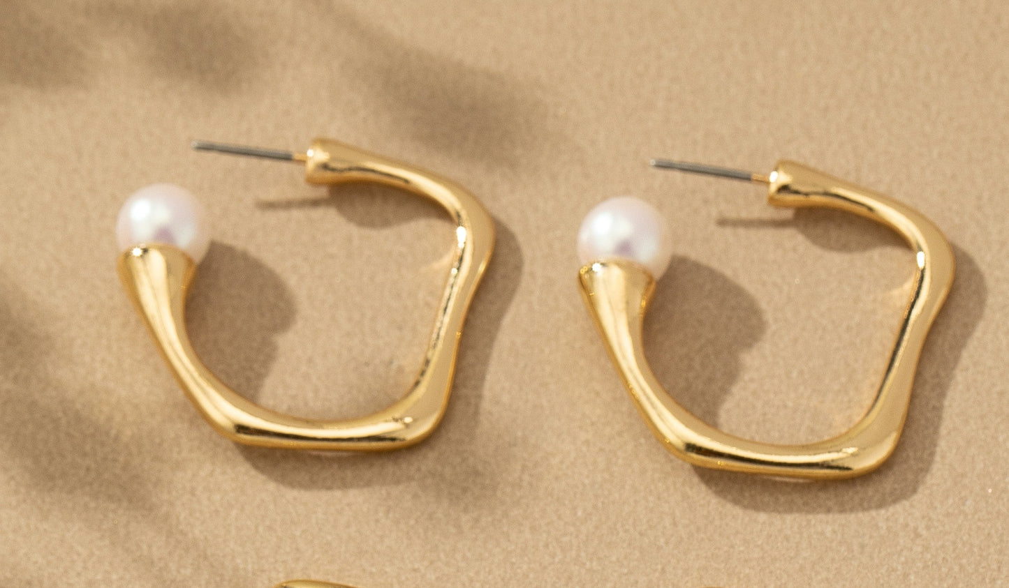 PEARLS WAVY HOOP
