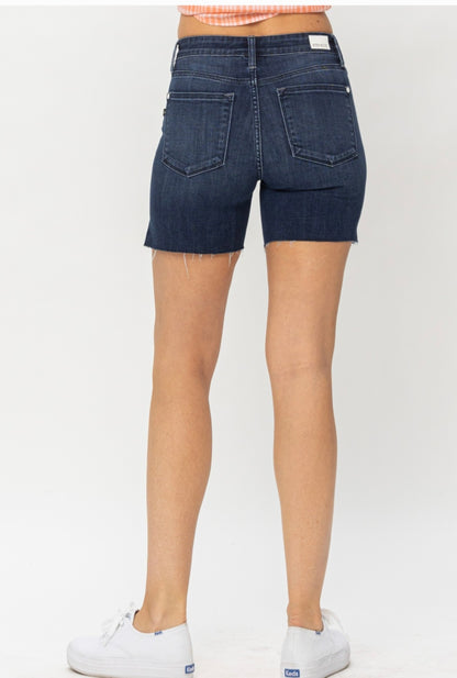 JUDY BLUE MID LENGTH CUT OFF SHORTS